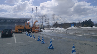 訪問時は除雪作業の真っ最中。冬期は利用できないスペースが生じることがあります。