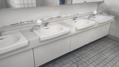 東側トイレの洗面台。24時間利用可能ですが、設備は古め。ウォシュレットなし。