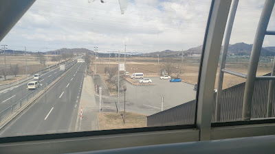 歩道橋から見た東側駐車場と国道13号。東側は夜間は比較的空いていました。