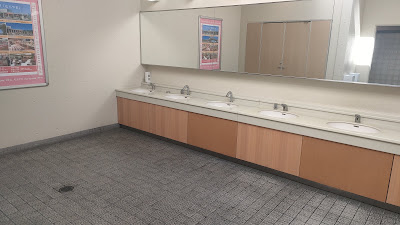 西側トイレの洗面台。清潔感があり、ウォシュレット完備です。