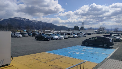 西側駐車場の様子。日中は混雑しており、奥には大型車スペースがあります。