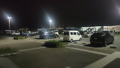夜間の駐車場の様子