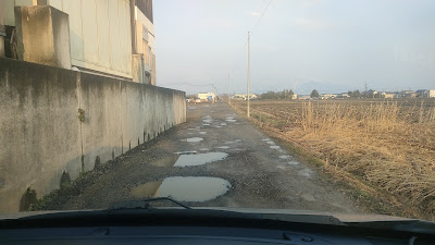 臨時駐車場入り口。道が狭く舗装もされていないので注意。（大きめの車は7号線から左折入場したほうがいいかも）