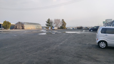 臨時駐車場。舗装されていませんが、表のメイン駐車場よりは空いています（店舗寄りの駐車スペースは従業員の方も停めていました）