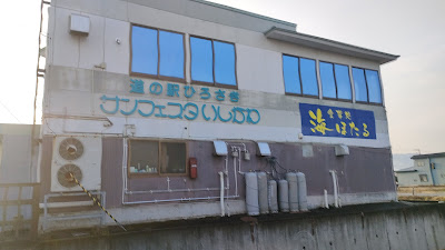 臨時駐車場から見た食堂