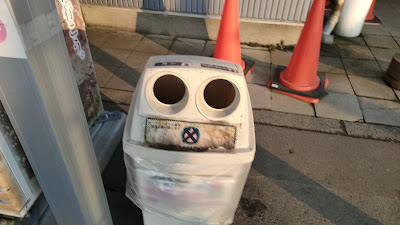 南側トイレ前の自動販売機横のリサイクルボックス