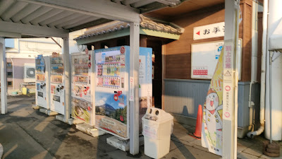南側トイレ入り口（自動販売機の裏）