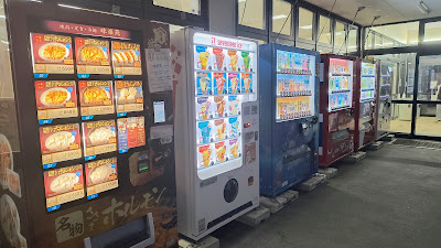 味楽苑の冷凍ホルモン自販機・アイス・飲料が24時間利用可能。
