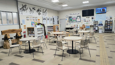 情報館内部。宮沢賢治・高村光太郎に関連した展示が充実しており、テーブルでゆっくり休憩できる。