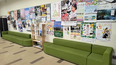 岩手・花巻の観光情報が豊富に掲示されている。ソファで休憩しながら次の目的地を探せる。