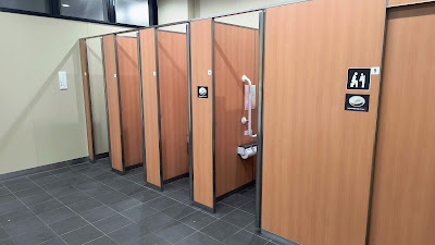複数の個室が並ぶトイレ内部。清潔に保たれている。
