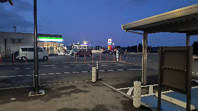 駐車場から見たファミリーマートとガソリンスタンド。敷地内・徒歩圏内でコンビニが利用できる。