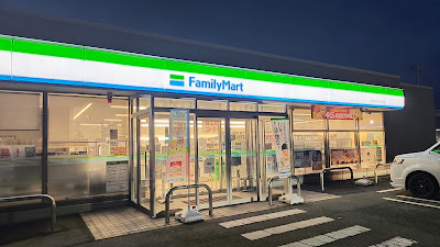 敷地内のファミリーマート。24時間営業で深夜の買い物にも対応。