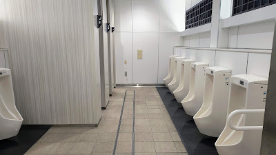 男子トイレ内部。清潔感があり、広さも十分。