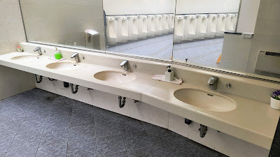 男子トイレ洗面台。石けんあり・お湯なしです。