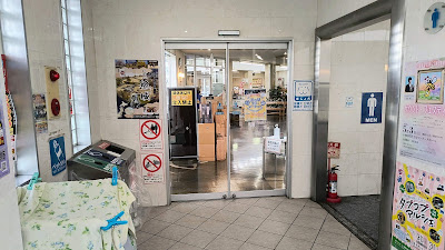ゴミ箱は男子トイレの入り口前にあります。