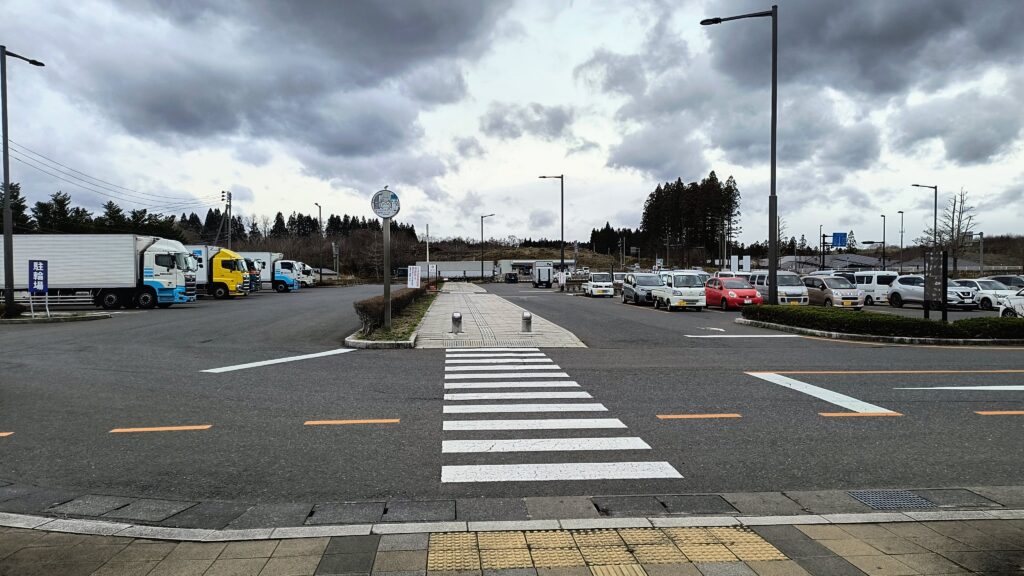 建物正面から見た駐車場の様子。左側に大型車エリア、右側に普通車エリアがあります。