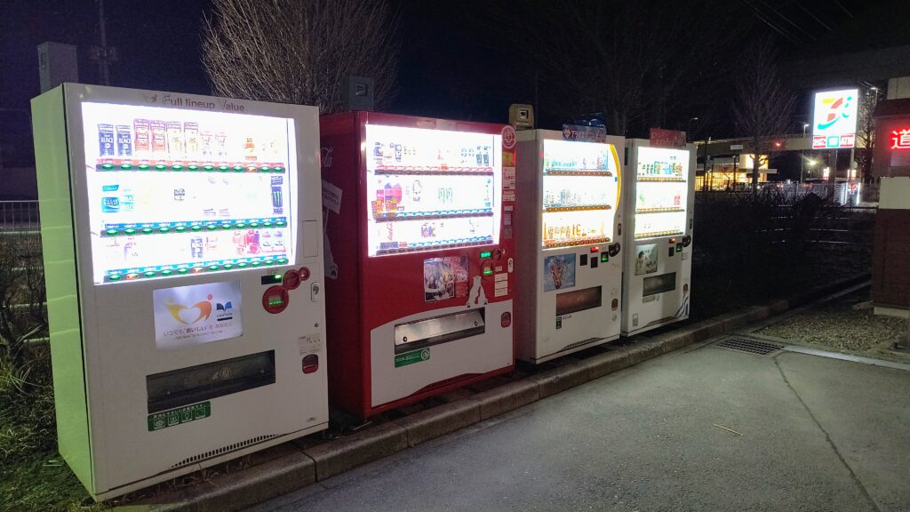 敷地内の自動販売機（奥にセブン-イレブンの看板が見えます）