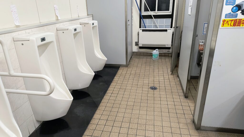 1000004518.jpg トイレ 男子トイレの小便器