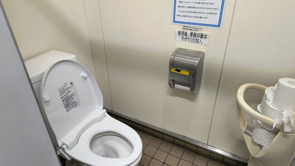 洋式トイレ。使用後は蓋を閉めるよう案内あり