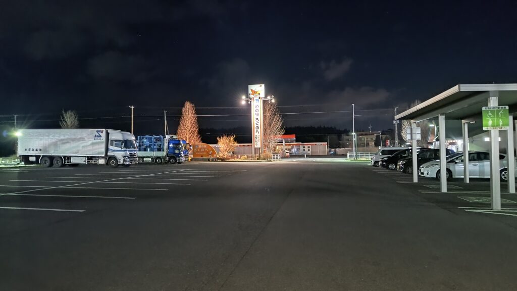 駐車場全体の様子。奥に案内看板が見えます
