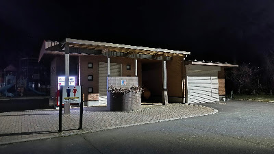 公園側にあるトイレ棟外観