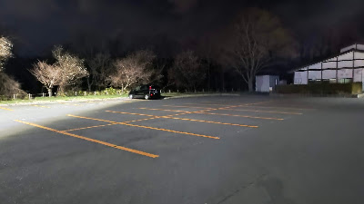 公園側の駐車場。狭くてトイレからも遠いため空いていました。