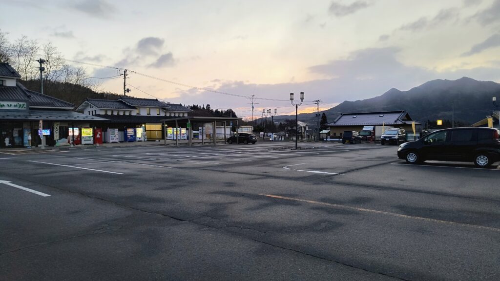 朝5時の駐車場の様子。空いていますが、こじんまりした印象です。