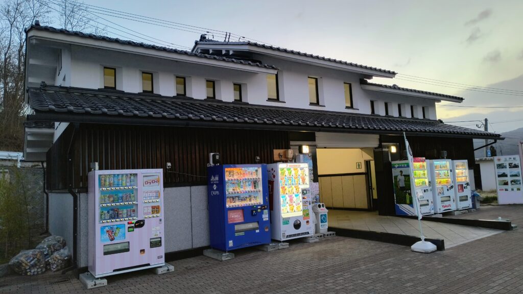 トイレ棟外観