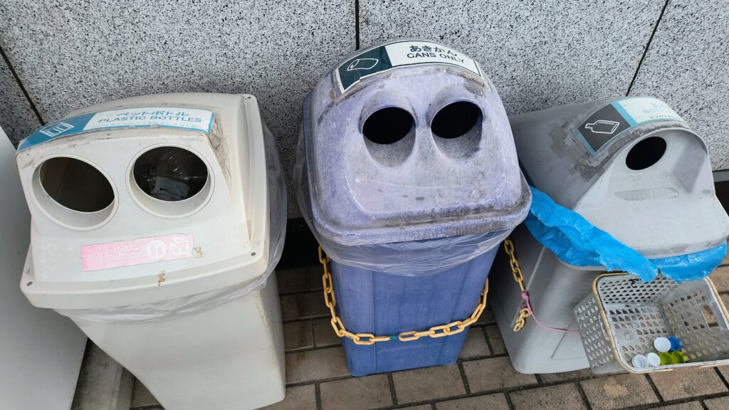 自販機横に缶・ビン、ペットボトルのゴミ箱があります。