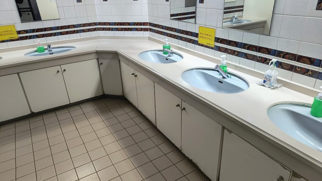 男子トイレ洗面台。石けんあり、お湯は出ません。