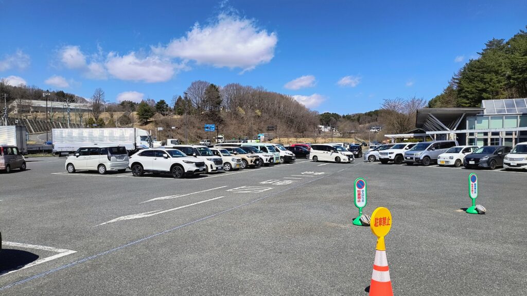 道の駅側の駐車場。平日のお昼どきの様子。