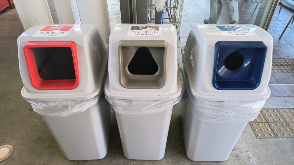 「茶屋っこ」付近のゴミ箱。燃えるゴミ用のゴミ箱もあり