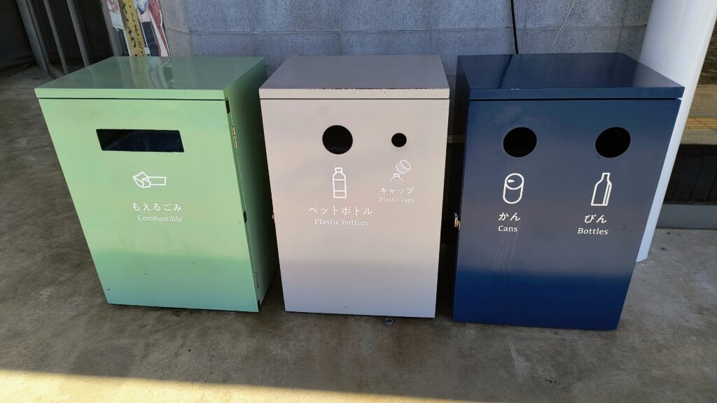 産直市場付近の屋外にもゴミ箱あり