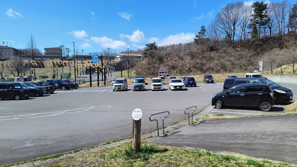 アトリエ棟側の駐車場の様子。入口入って左折なんですが、案内的に初見だと入っていいのか分かりづらいです。