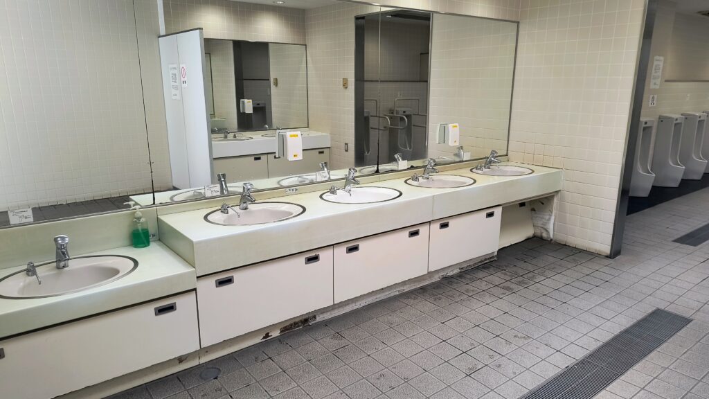 男子トイレ洗面台。お湯が出るのがありがたいです。