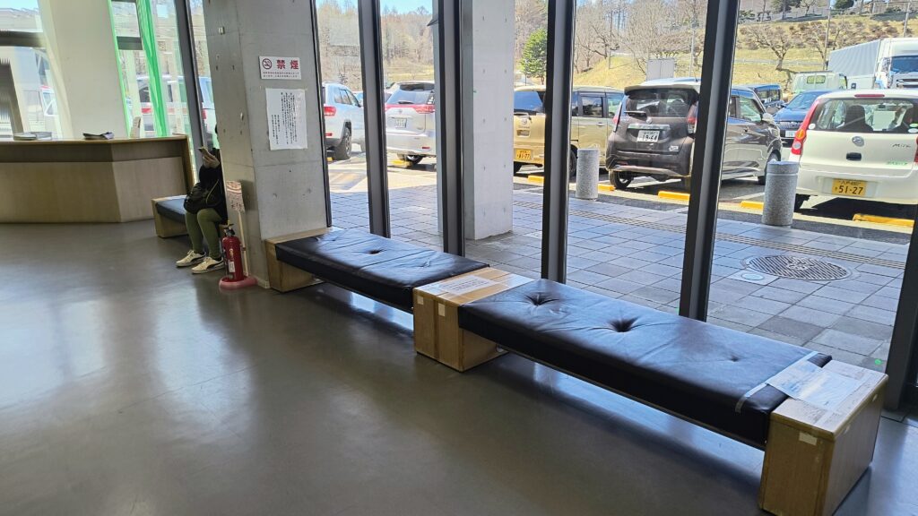 トイレ棟に情報コーナーも隣接。ベンチで休憩もできます。