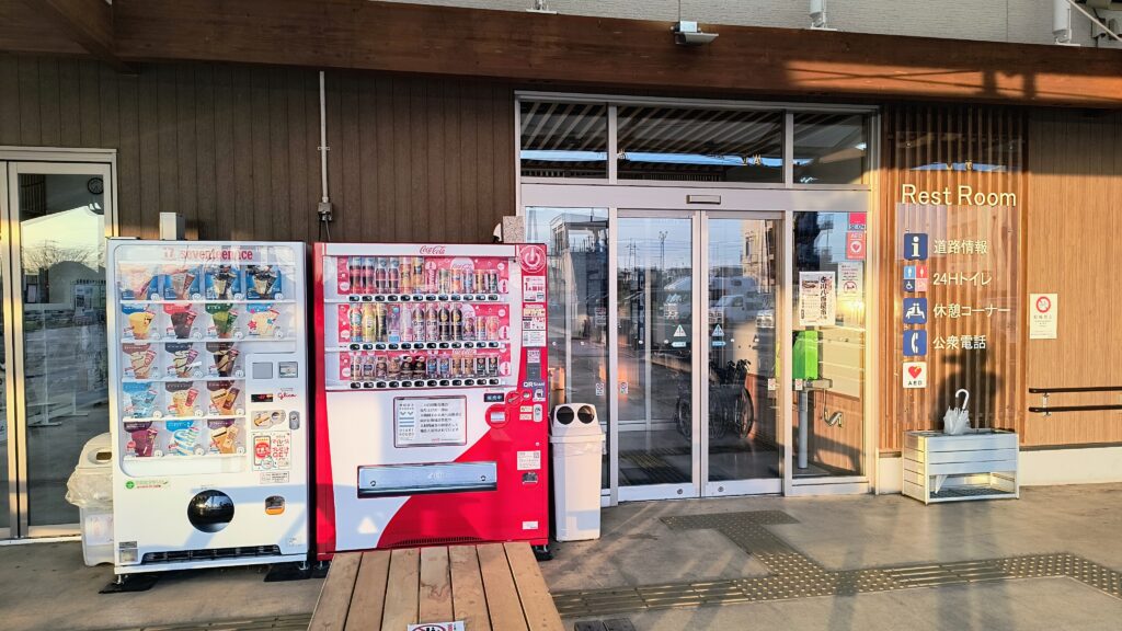 「道の駅おおさき」トイレ入口。24時間利用可の表示と、アイス・飲料の自動販売機が並ぶ