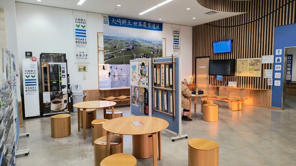 トイレ前に情報コーナーと休憩スペースがあります。