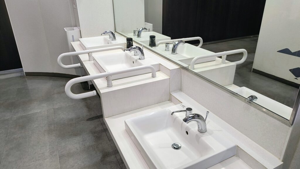 男子トイレ洗面台。お湯が出ます。