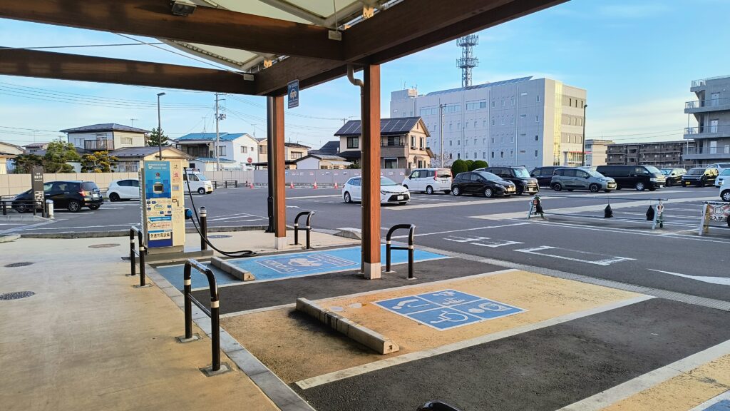 普通車エリアの様子（別角度）。奥に大崎広域消防本部の建物が見えます。