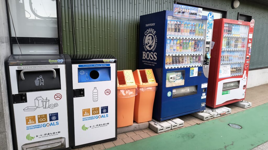 道の駅建物入り口付近にあるゴミ箱。燃えるゴミも捨てられます。