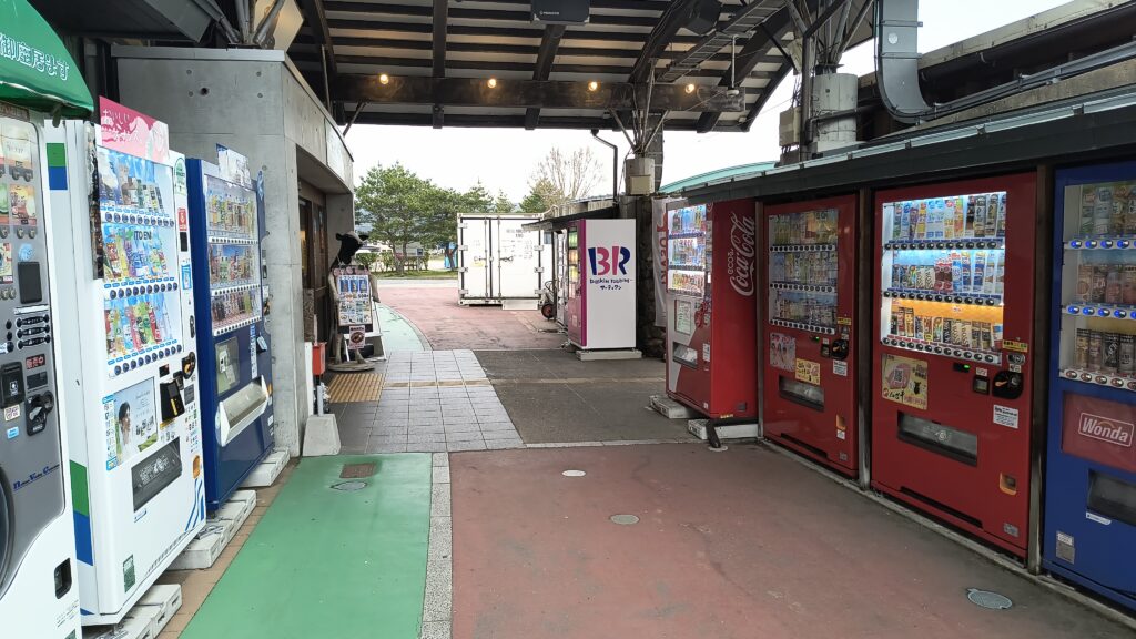 建物外（第1駐車場側）にある自動販売機コーナー