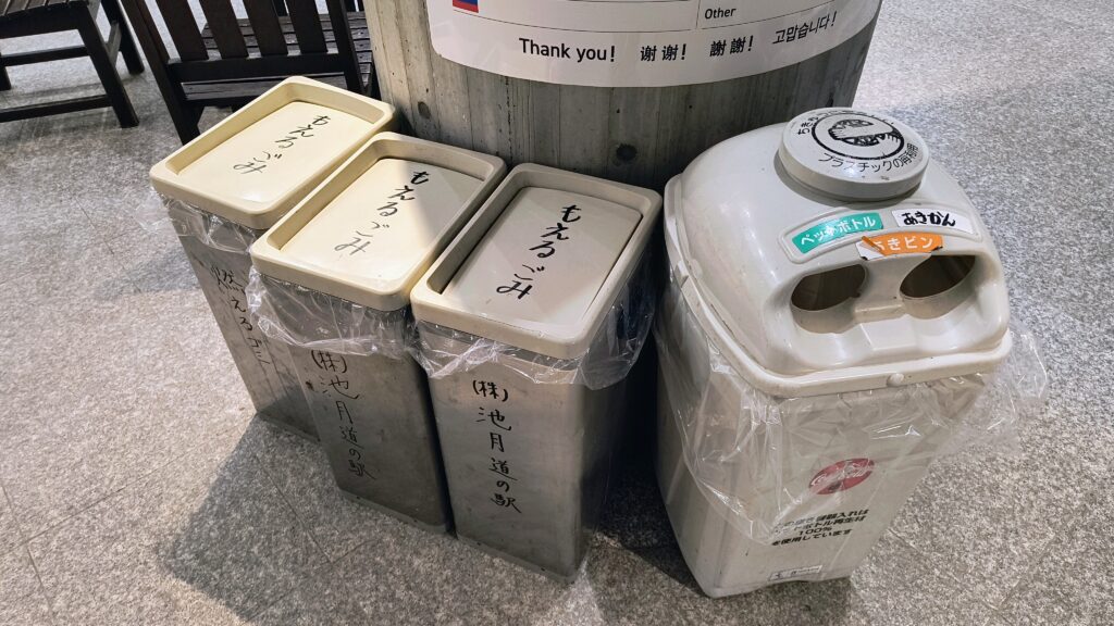 建物内中央の展示コーナーにあるゴミ箱