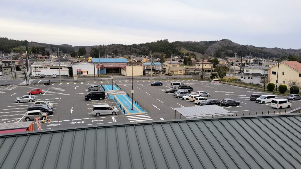 第1駐車場を展望台（道の駅屋上）から見た写真。