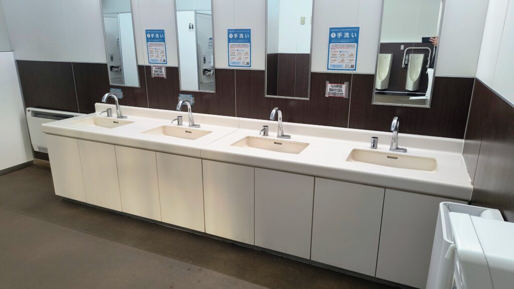 第2駐車場側男子トイレ洗面台。石けんあり、日中はお湯が出ます。