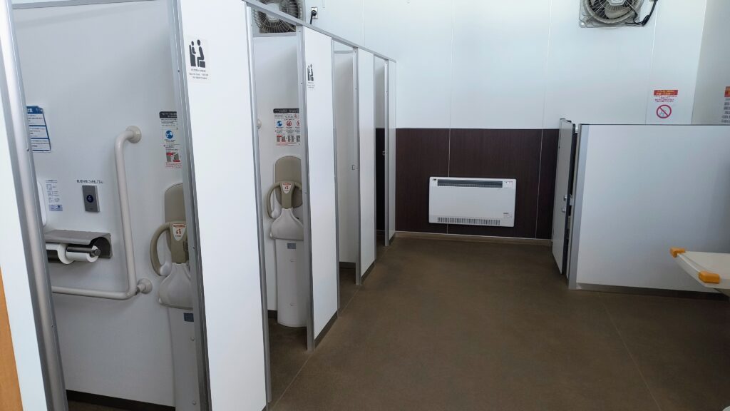 第2駐車場側男子トイレ室内の様子。ウォシュレット完備で、全体的に第1駐車場側のトイレよりキレイな印象です。
