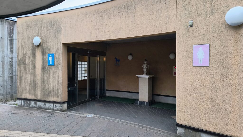 第1駐車場側のトイレ入口。