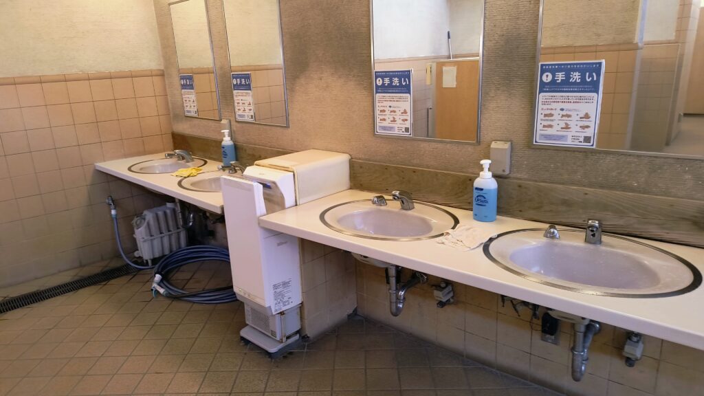 第1駐車場側男子トイレ洗面台。石けんありで、お湯は出ません。