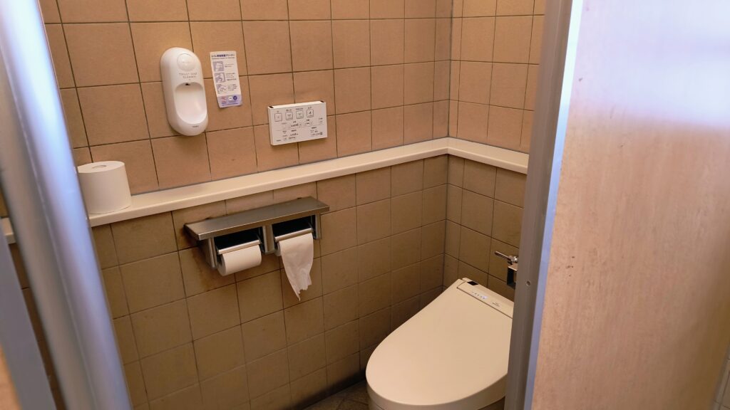 第1駐車場側トイレ個室。ウォシュレット完備です。
